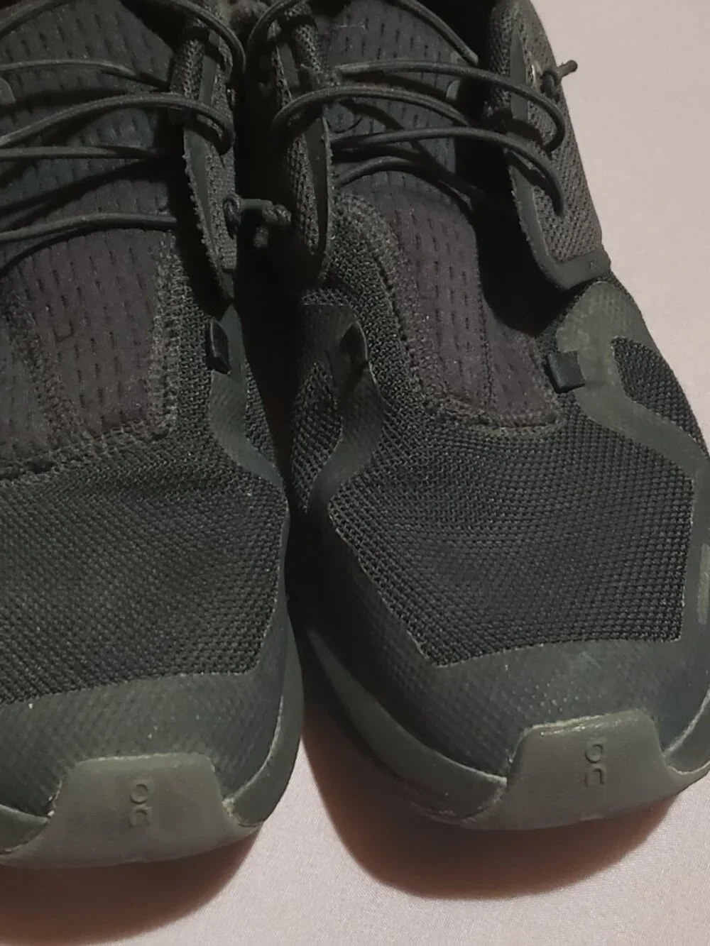 Boys size 5.5 tennis shoes